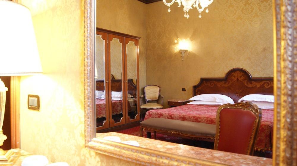 Hotel NH Venezia Santa Lucia Esterno foto
