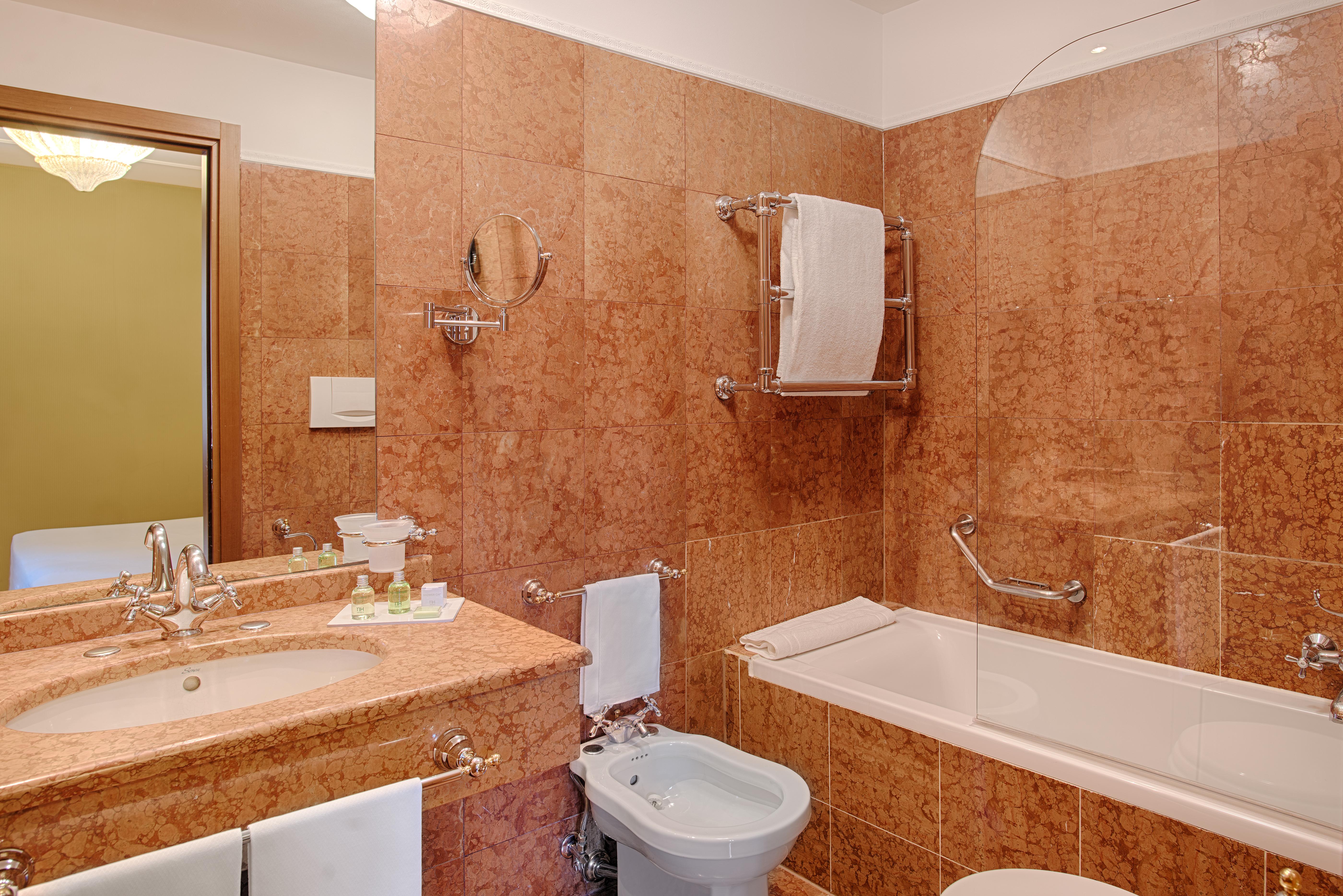Hotel NH Venezia Santa Lucia Esterno foto