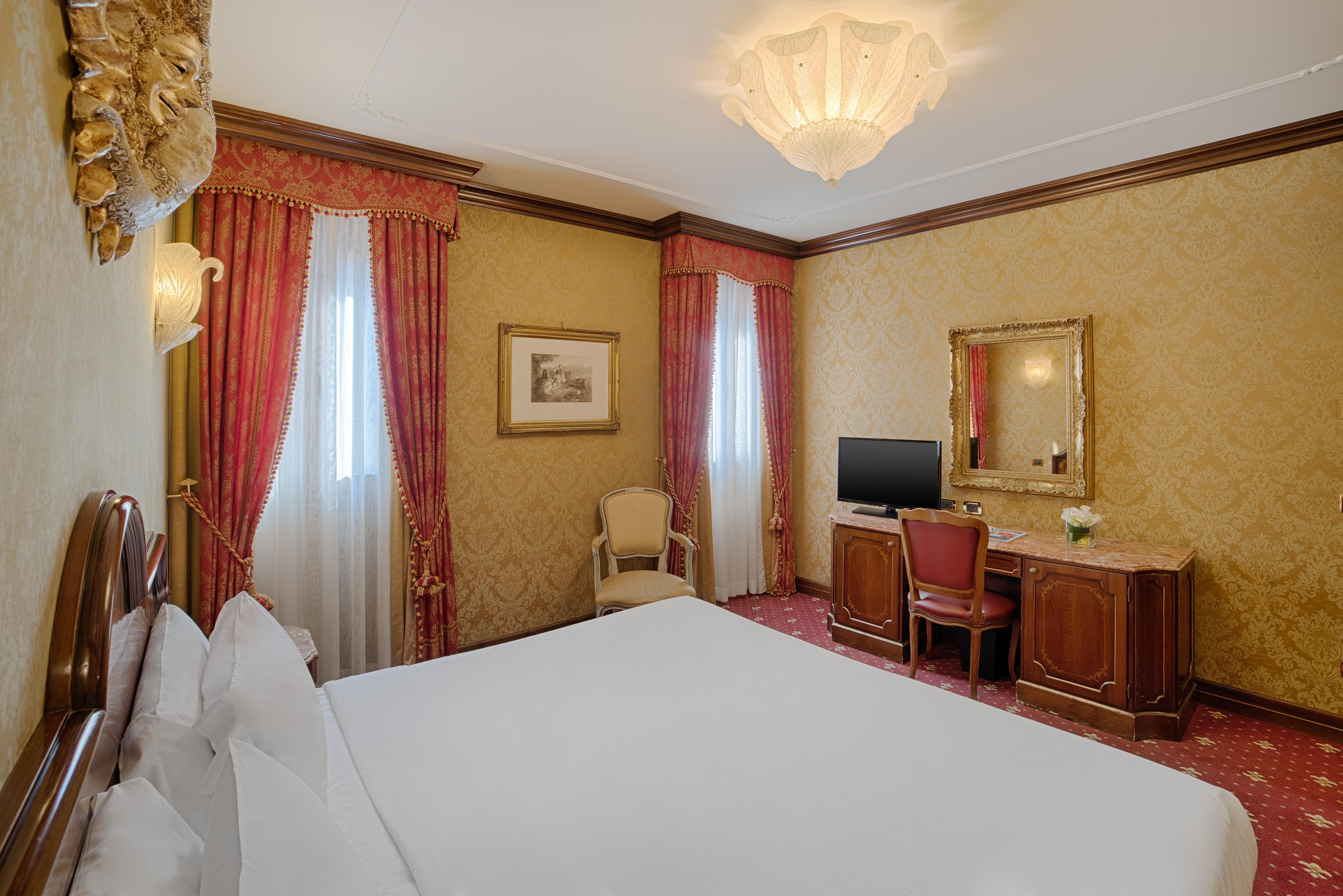 Hotel NH Venezia Santa Lucia Esterno foto