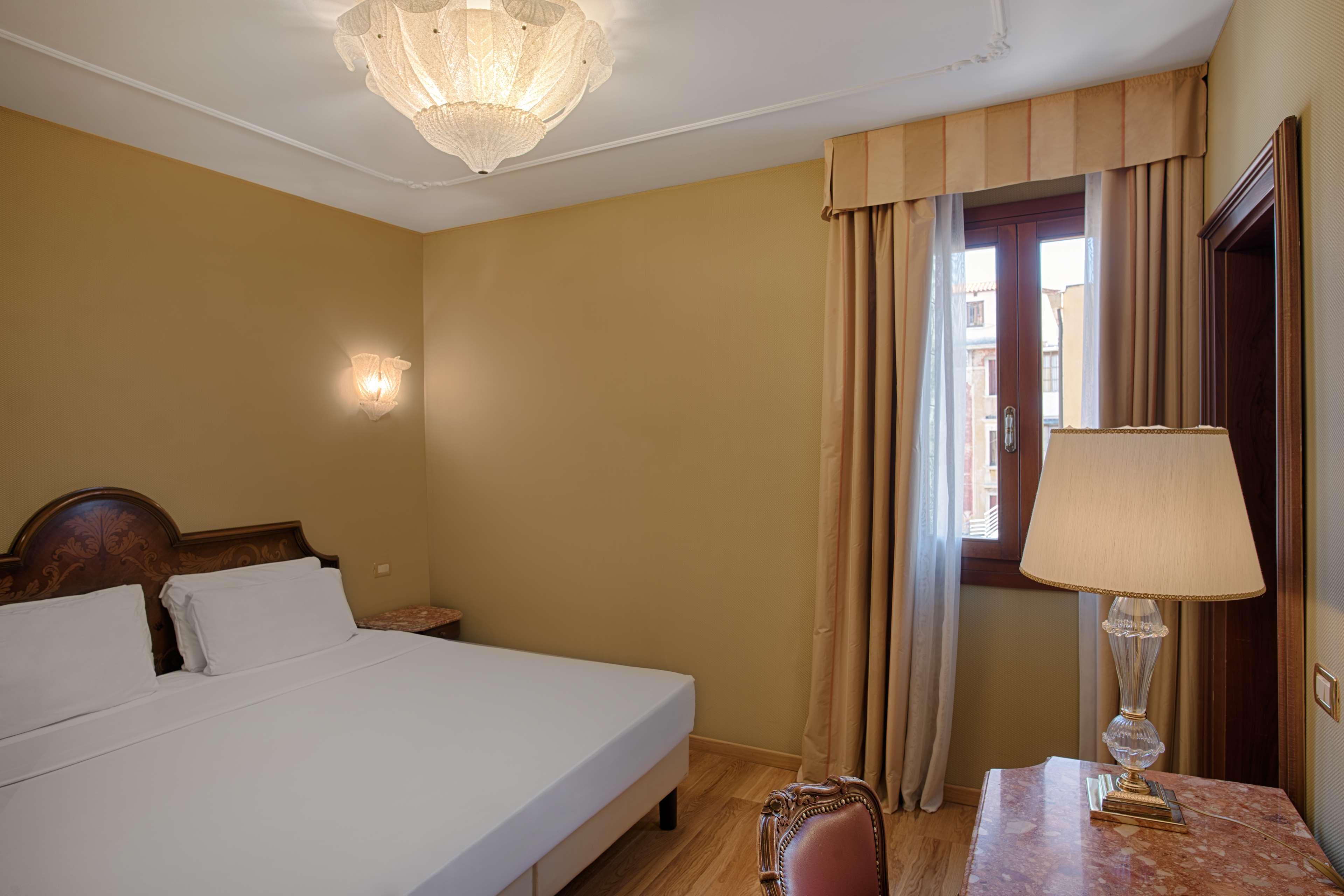 Hotel NH Venezia Santa Lucia Esterno foto