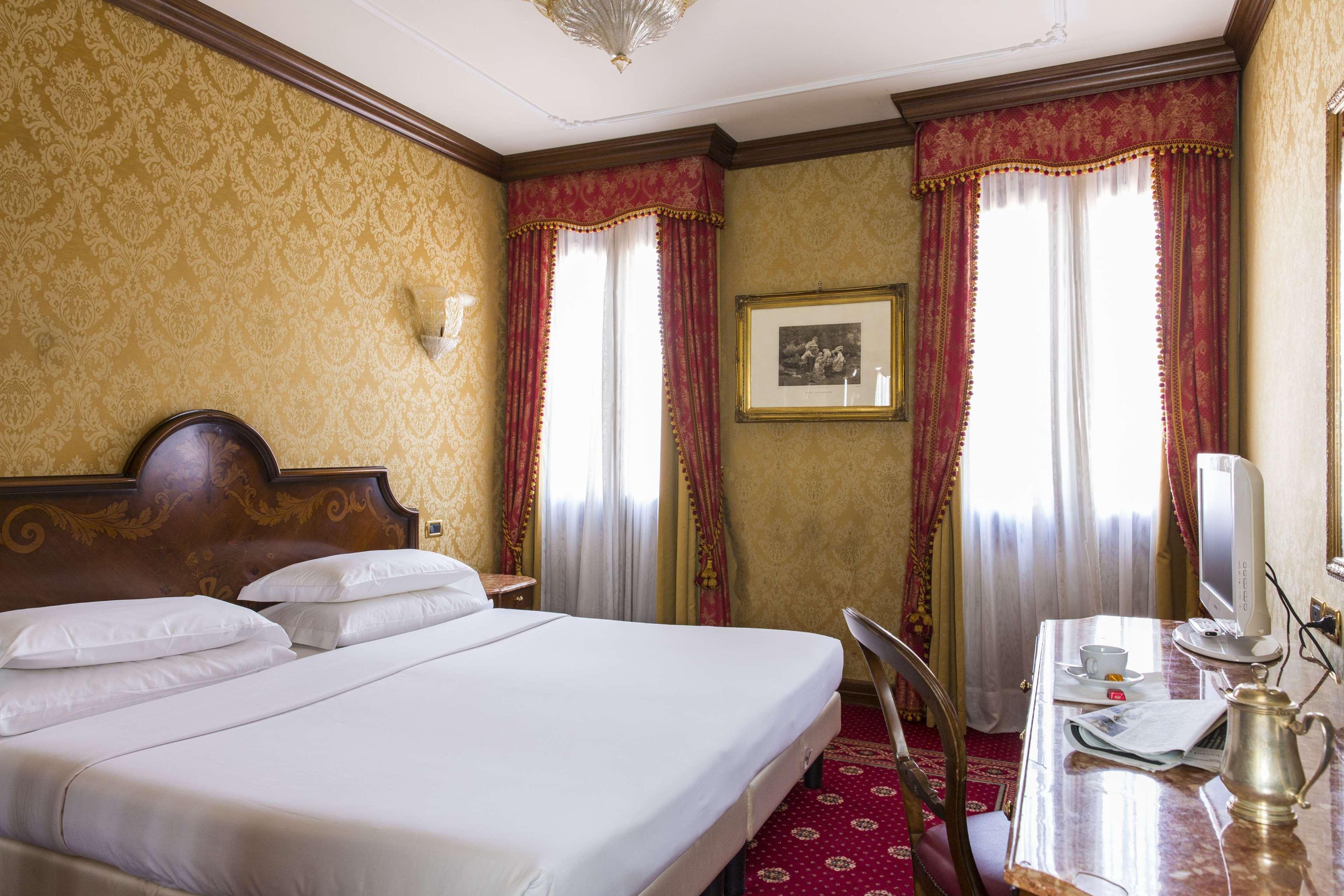 Hotel NH Venezia Santa Lucia Esterno foto
