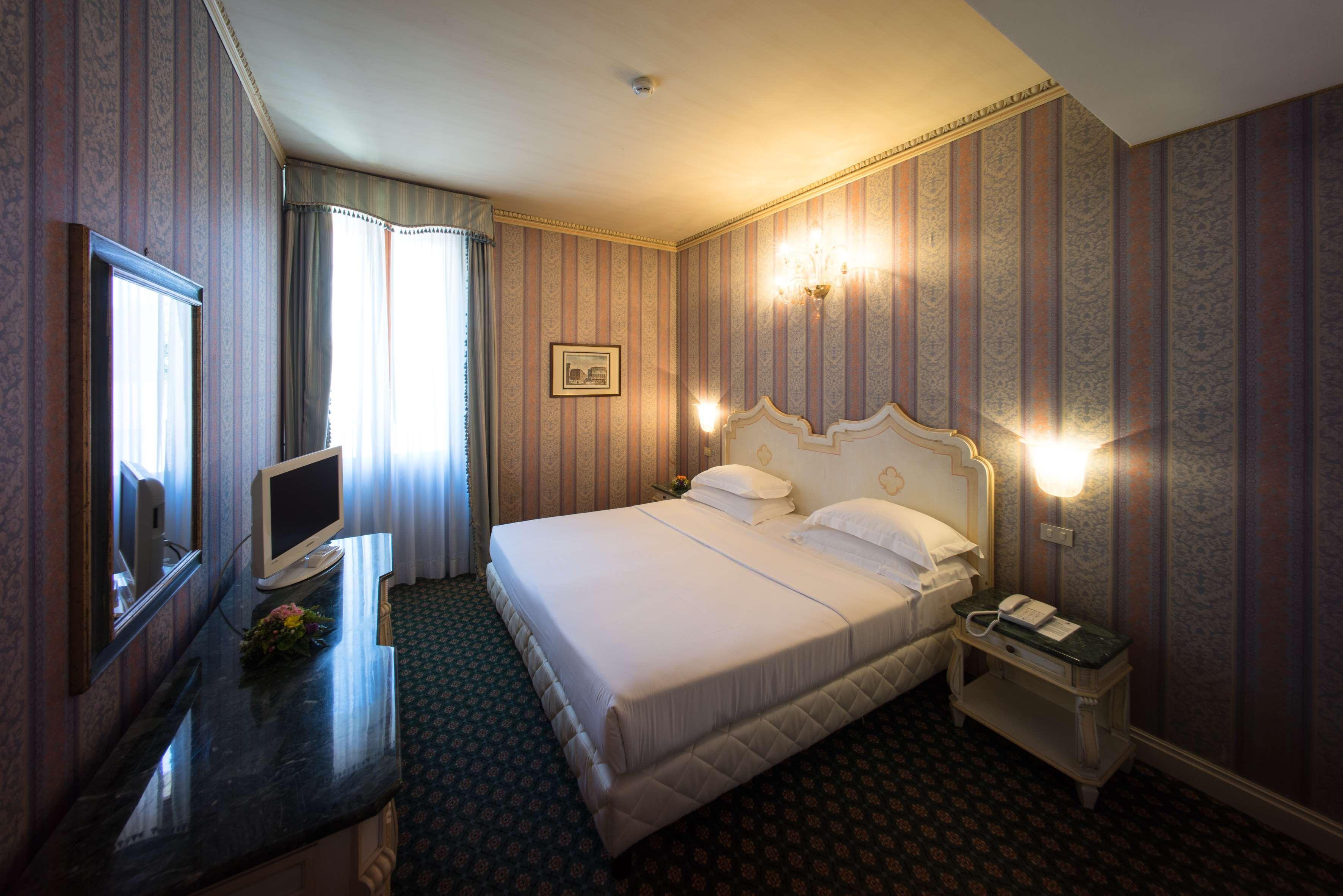 Hotel NH Venezia Santa Lucia Esterno foto