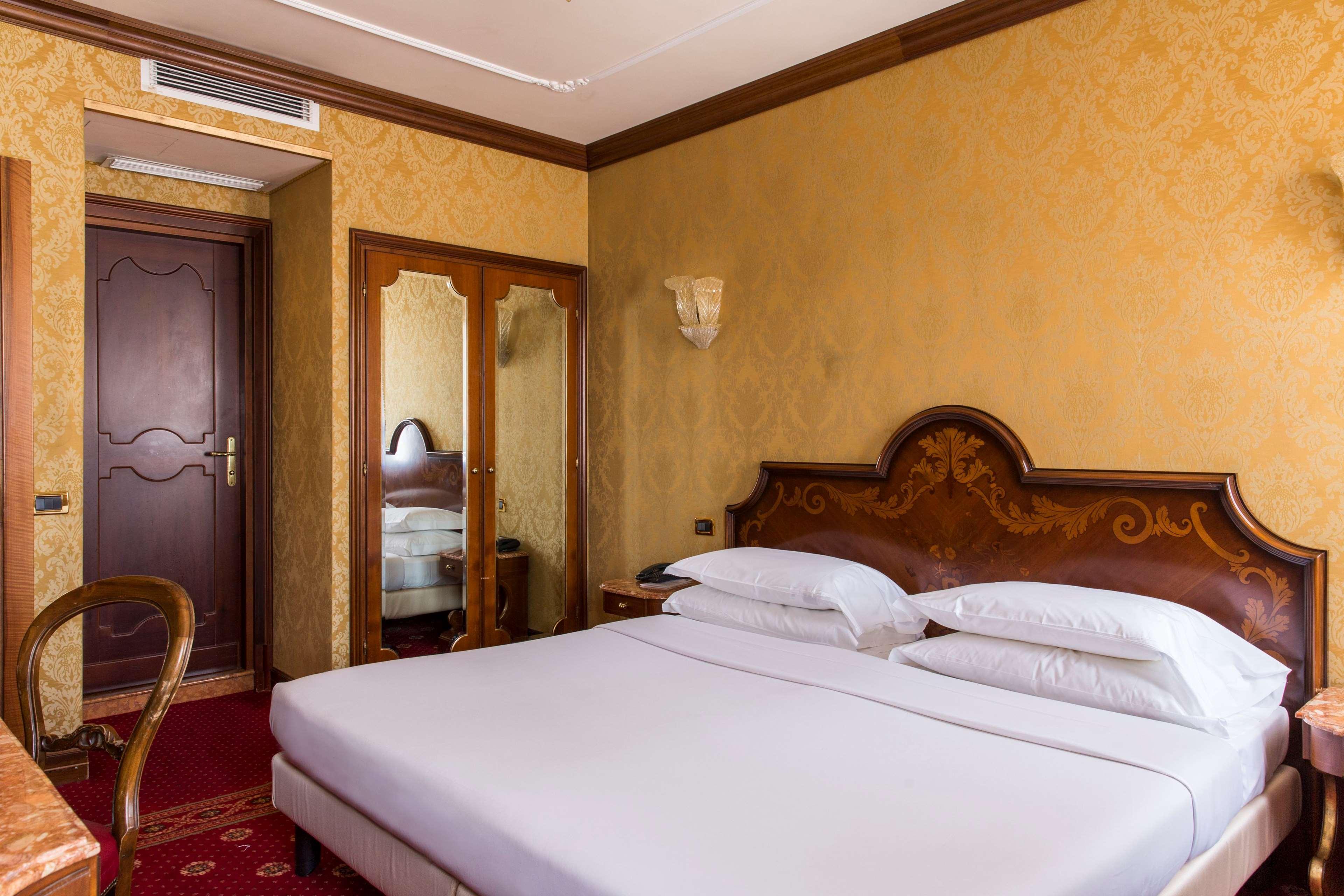 Hotel NH Venezia Santa Lucia Esterno foto