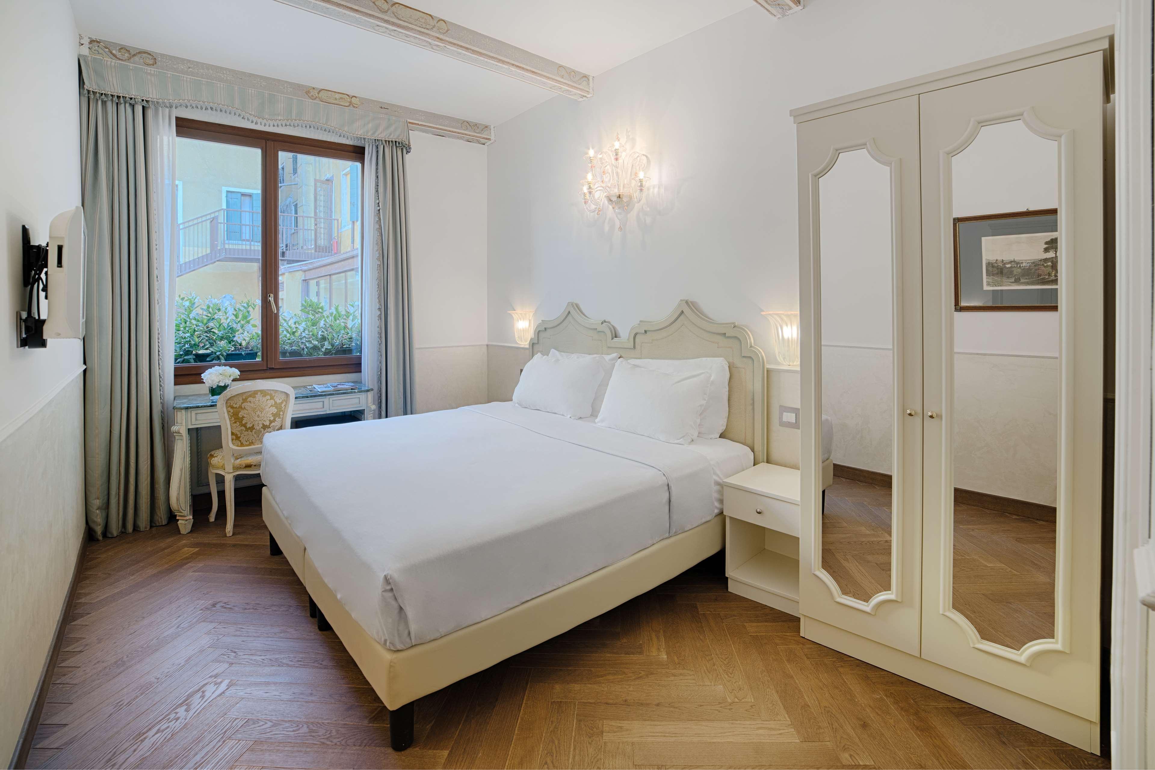 Hotel NH Venezia Santa Lucia Esterno foto