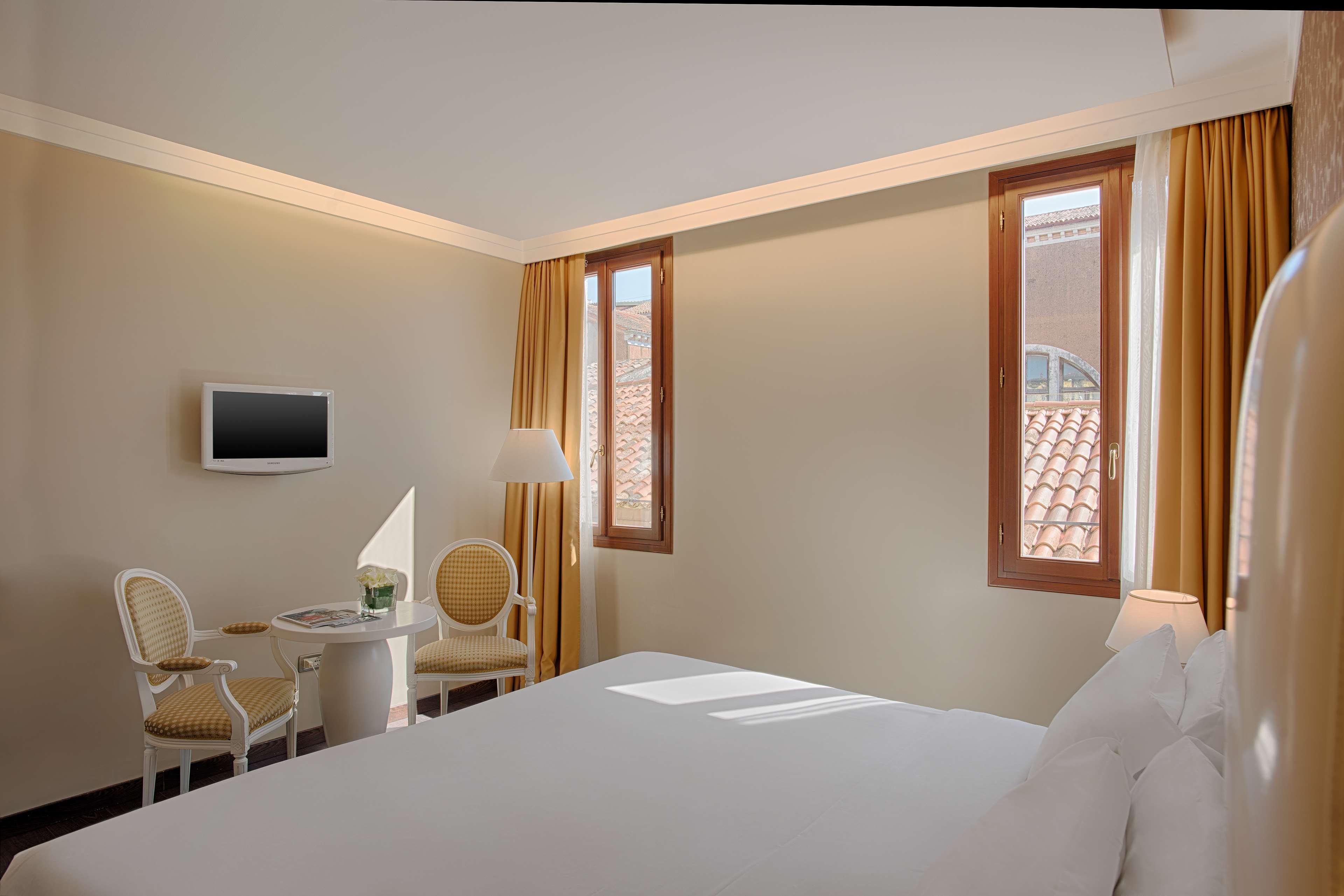Hotel NH Venezia Santa Lucia Esterno foto