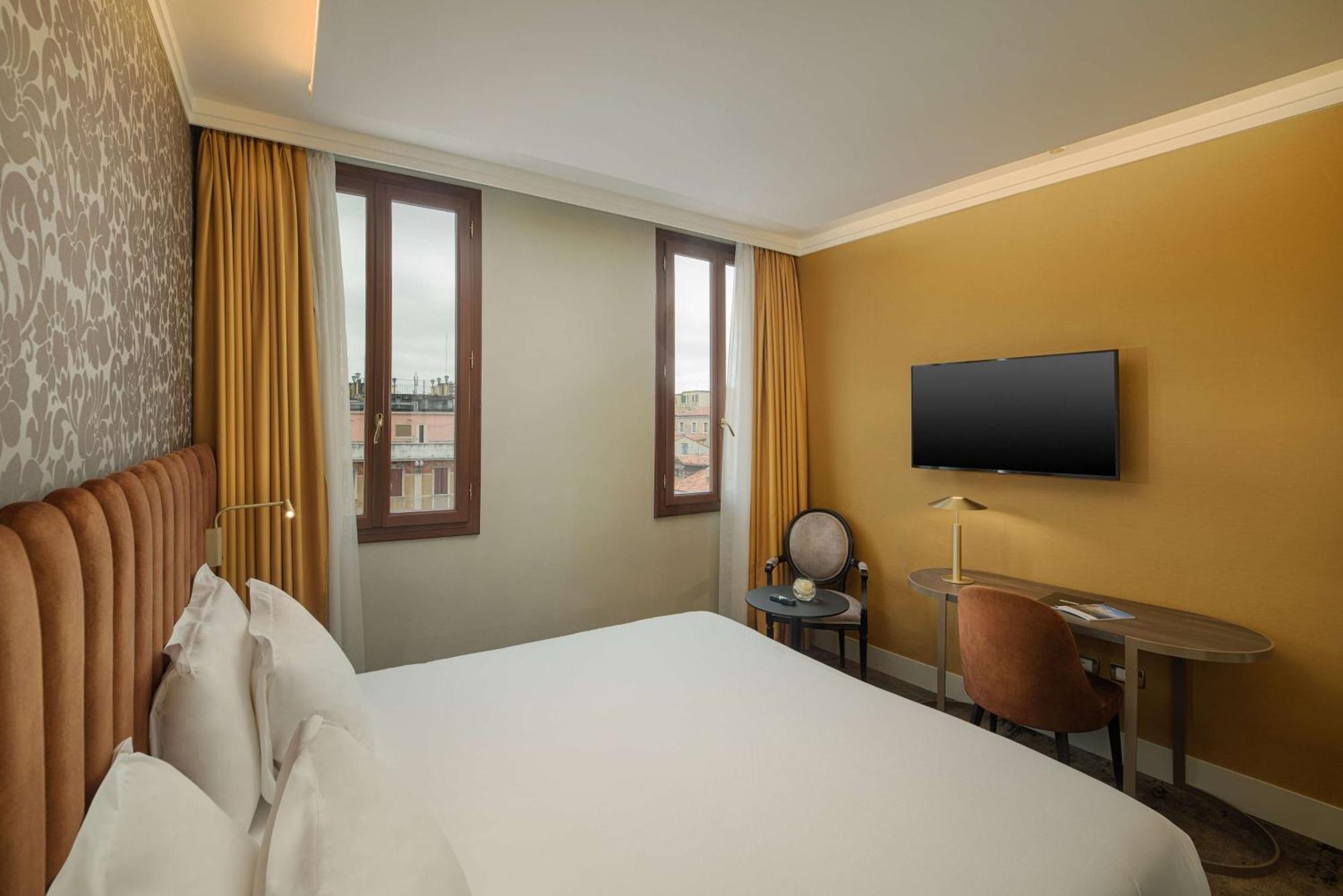 Hotel NH Venezia Santa Lucia Esterno foto