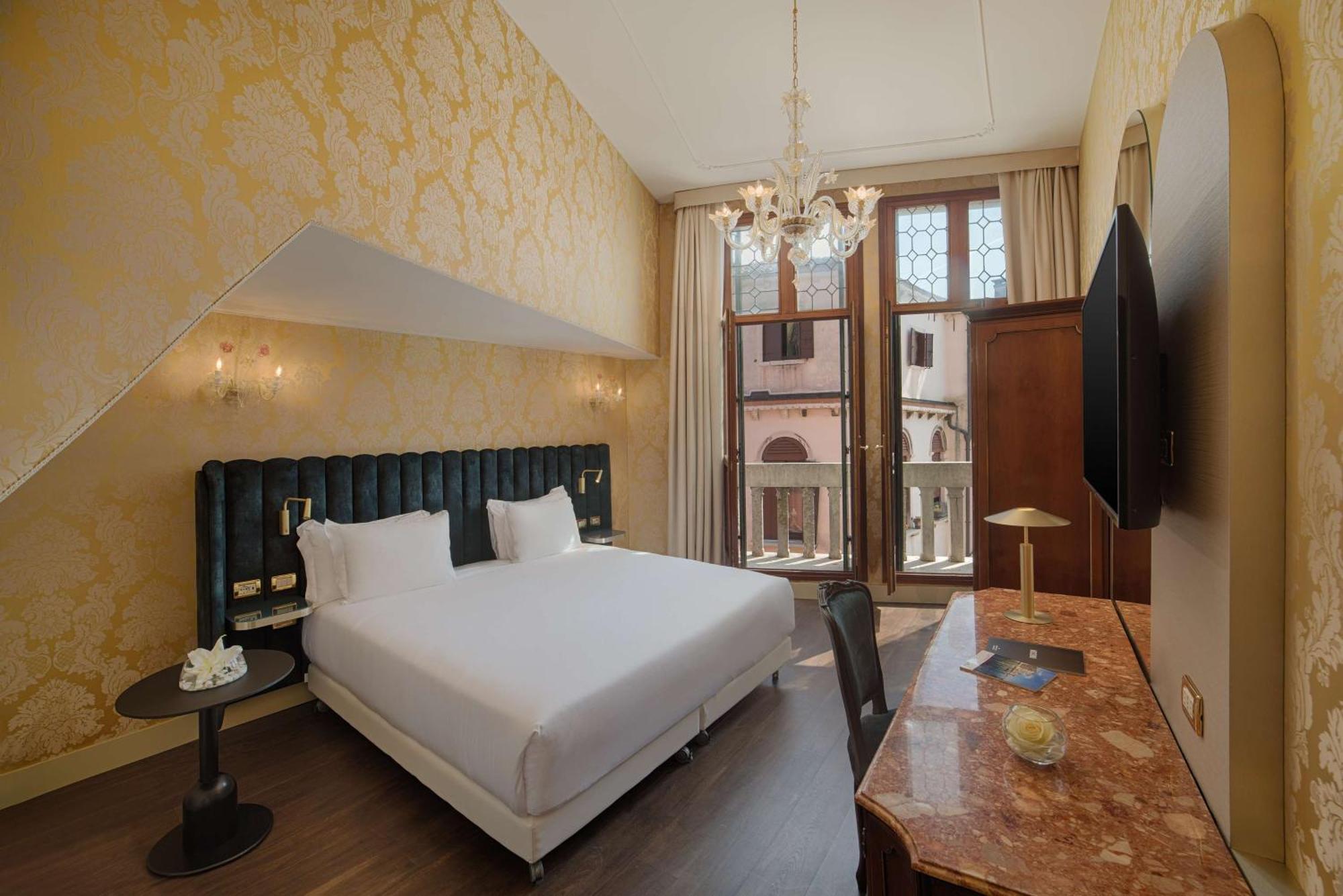 Hotel NH Venezia Santa Lucia Esterno foto