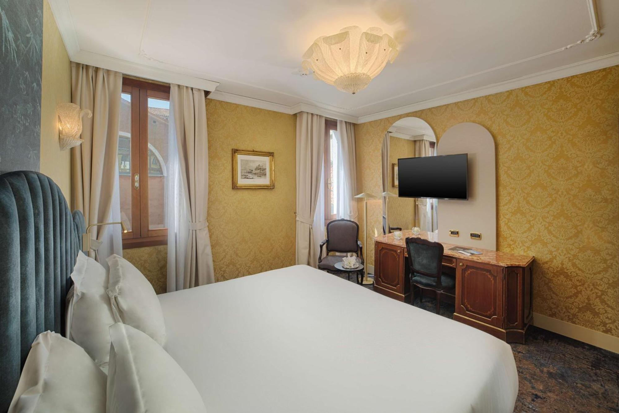 Hotel NH Venezia Santa Lucia Esterno foto