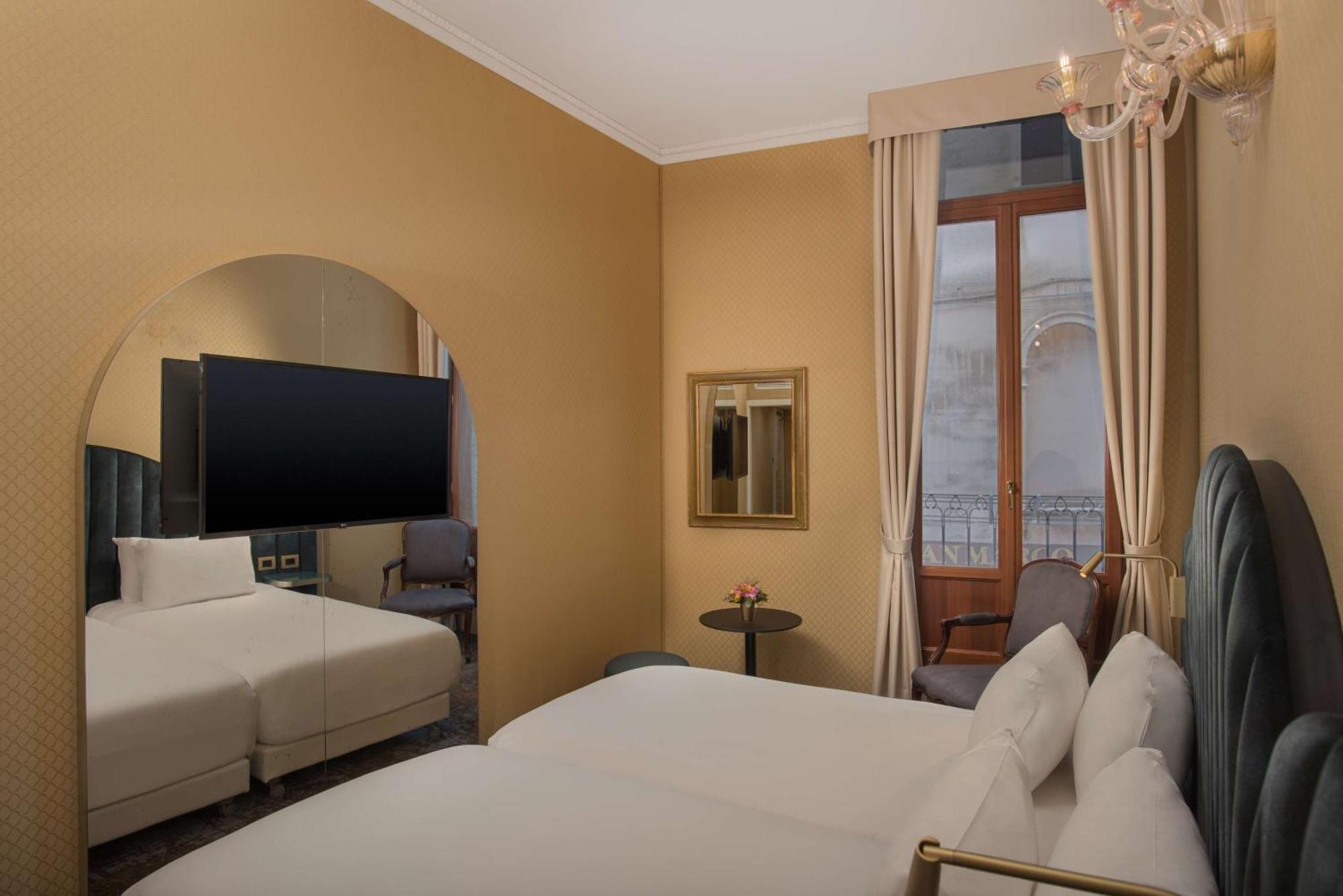 Hotel NH Venezia Santa Lucia Esterno foto
