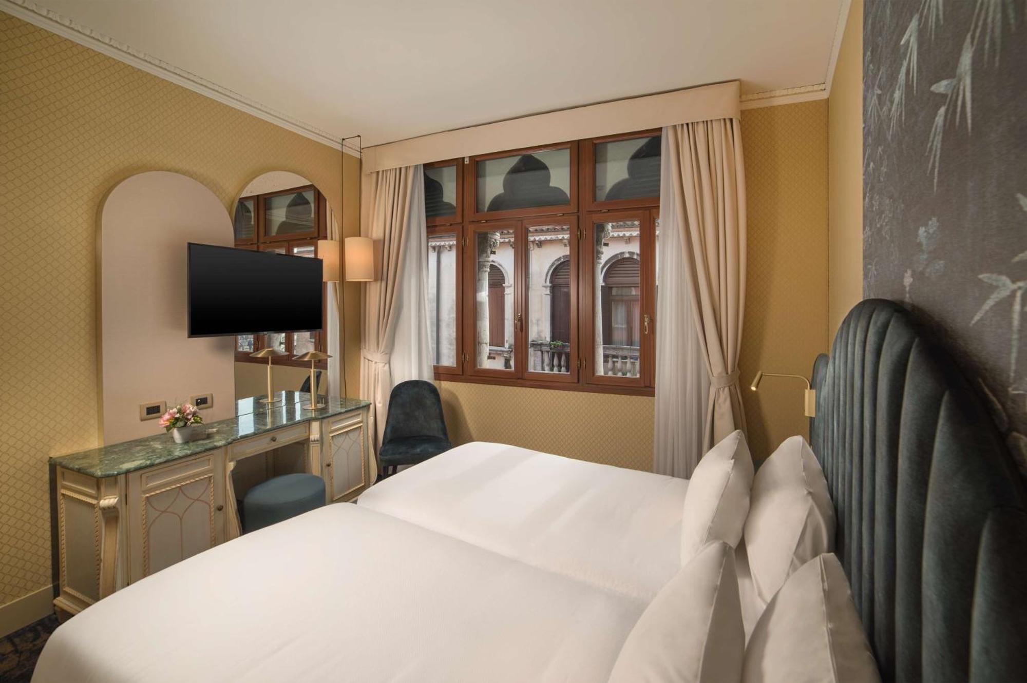 Hotel NH Venezia Santa Lucia Esterno foto