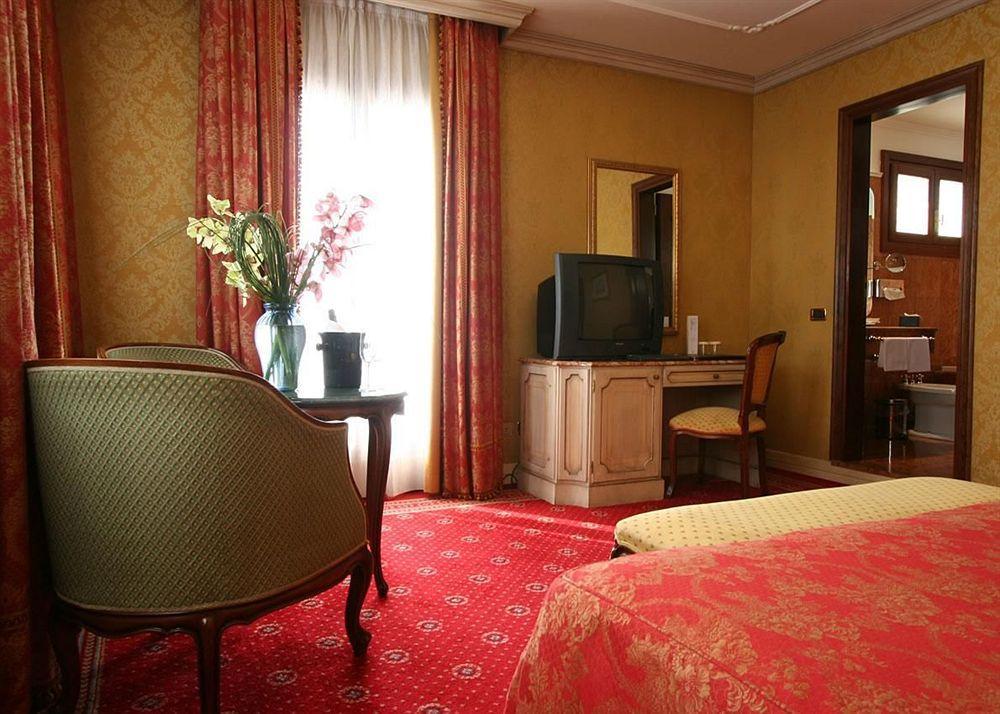 Hotel NH Venezia Santa Lucia Camera foto