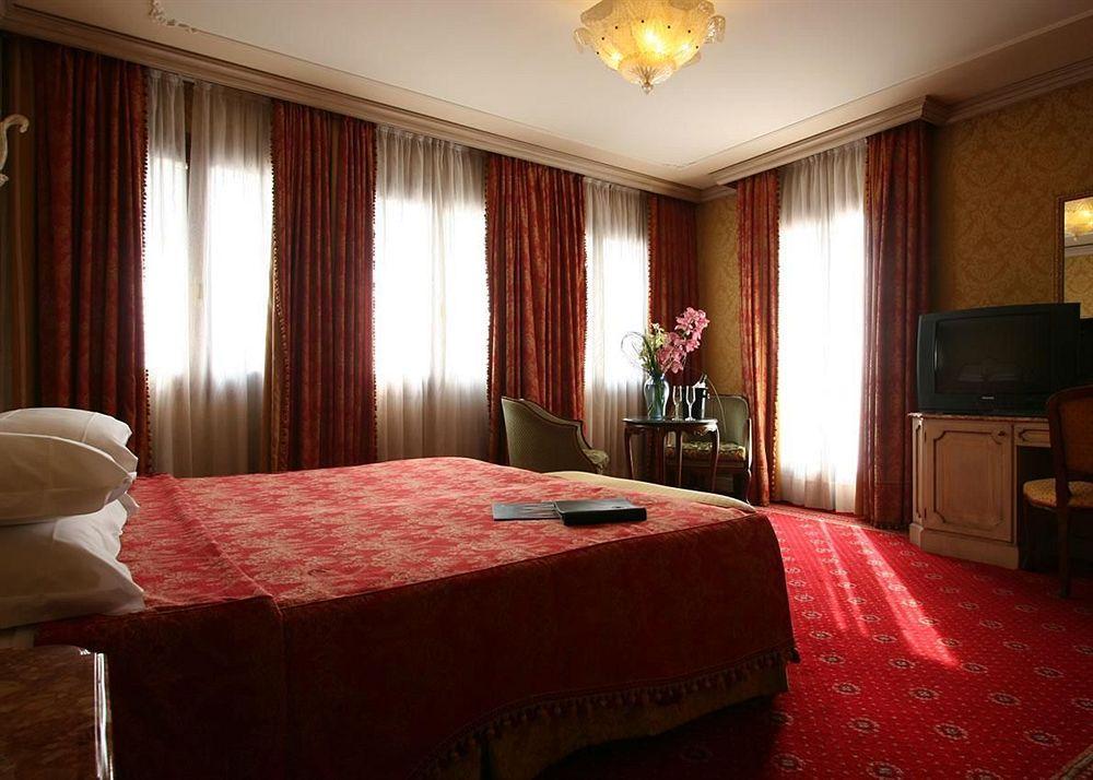 Hotel NH Venezia Santa Lucia Esterno foto