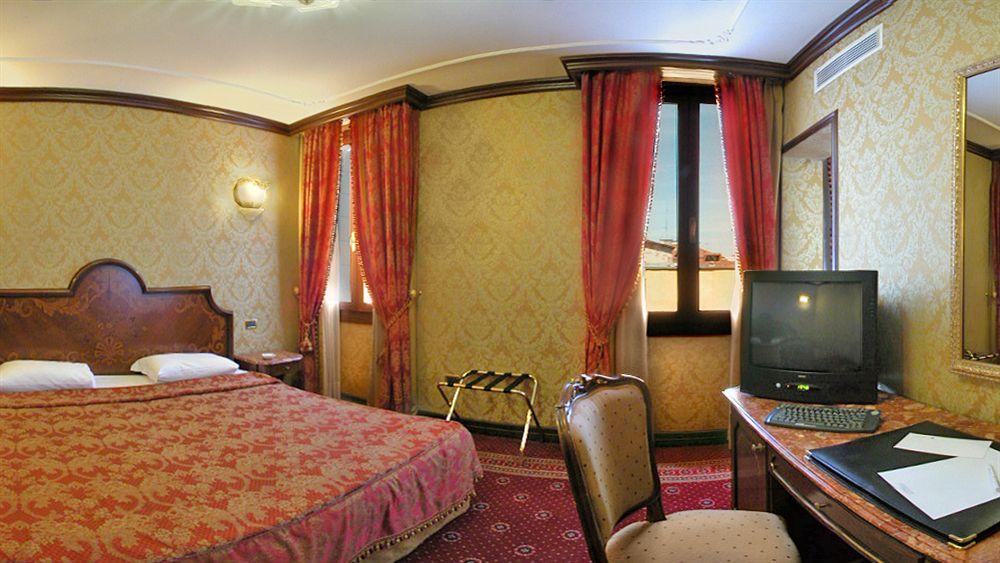 Hotel NH Venezia Santa Lucia Esterno foto