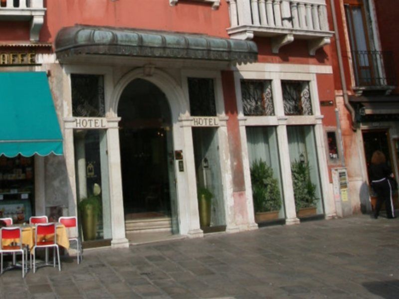 Hotel NH Venezia Santa Lucia Esterno foto