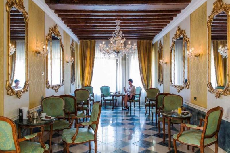 Hotel NH Venezia Santa Lucia Esterno foto