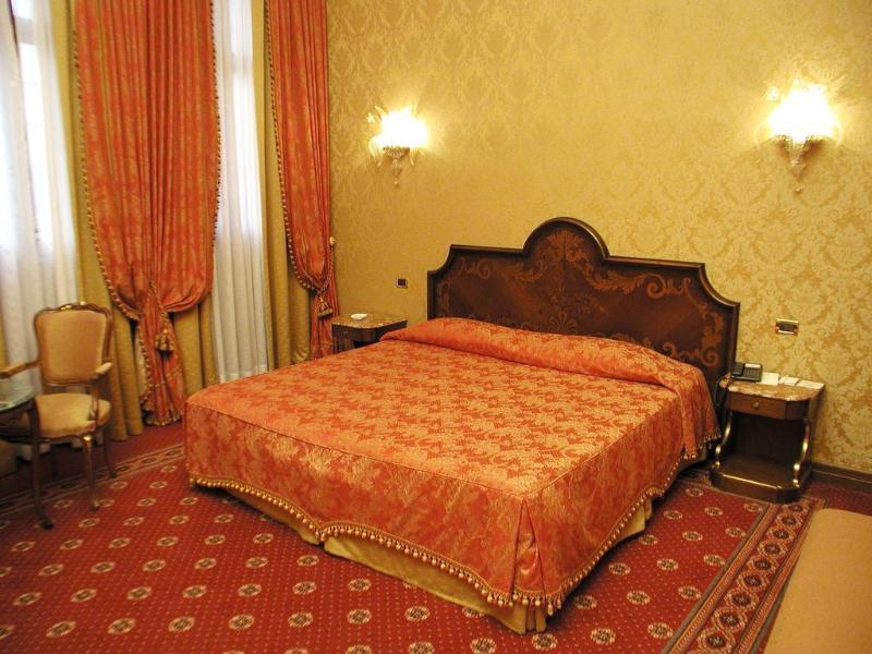 Hotel NH Venezia Santa Lucia Esterno foto