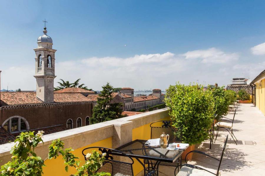 Hotel NH Venezia Santa Lucia Esterno foto